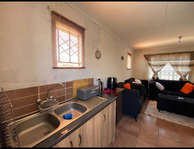2 BEDROOM HOUSE FOR SALE IN STRETFORD